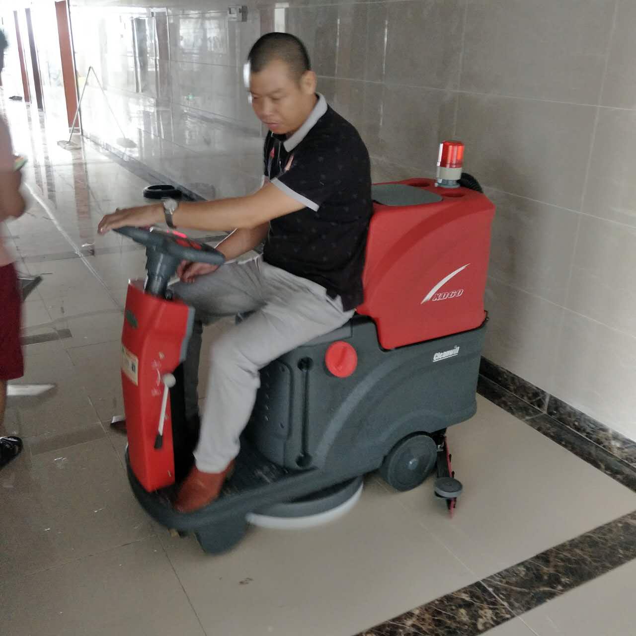广西驾驶式洗地机